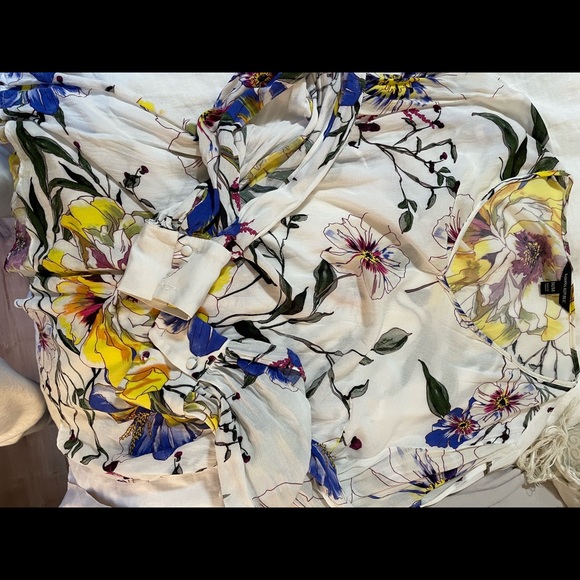 Banana Republic pretty blouse with open sleeves to elbow. Floral. Size medium - Picture 5 of 5